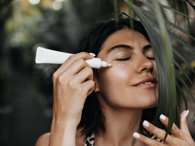 девушка наносит SPF