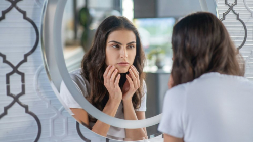 девушка перед зеркалом